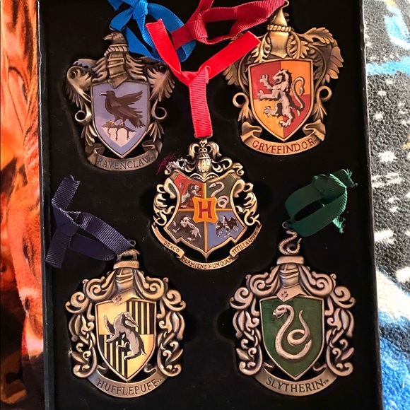 🎄HARRY POTTER ornaments! All 4 houses and Hogwarts. Never used in box - Picture 7 of 15